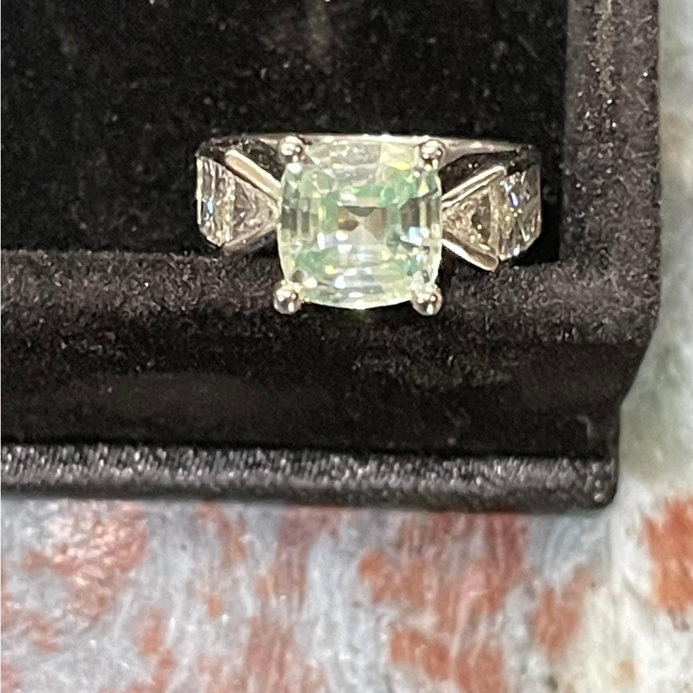 STONE ONLY 

2.80ct ice blue asscher cut MOISSONITE (NOT DIAMOND).